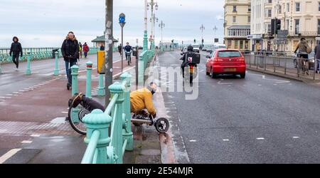 Brighton UK 26. Januar 2021 - dieser Kerl hat eine neuartige Transportform entlang der Küste von Brighton, da die COVID-19-Einschränkungen des Coronavirus in England und Großbritannien fortbestehen : Credit Simon Dack / Alamy Live News Stockfoto