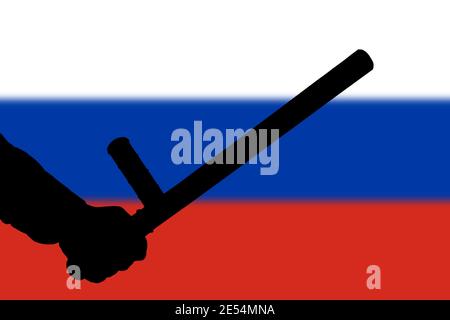 Hand mit Polizei Tonfa Gummistock Silhouette und verschwommen russisch Flagge im Hintergrund - gewalttätiges Konzept der Aufstandskontrolle Stockfoto