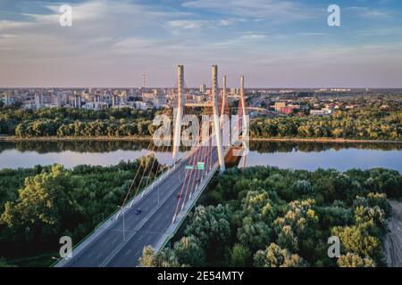 Siekierkowski Brücke über die Weichsel in Warschau, Polen, Goclaw DubDistrict im Hintergrund Stockfoto