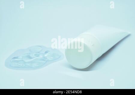 Handdesinfektionsmittel auf Alkohol- oder Gelbasis zum Waschen und Reinigen von Krankheiten in weißem Hintergrund Stockfoto