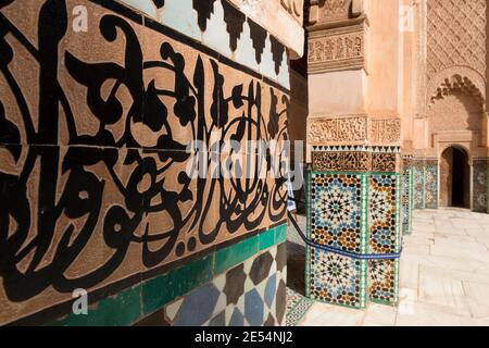 Teil des Haupthofes des Ben Youssef Madrasa in Marrakesch, Marokko Stockfoto