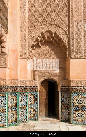 Teil des Haupthofes des Ben Youssef Madrasa in Marrakesch, Marokko Stockfoto