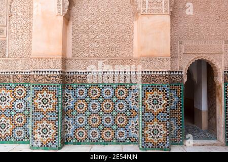 Teil des Haupthofes des Ben Youssef Madrasa in Marrakesch, Marokko Stockfoto