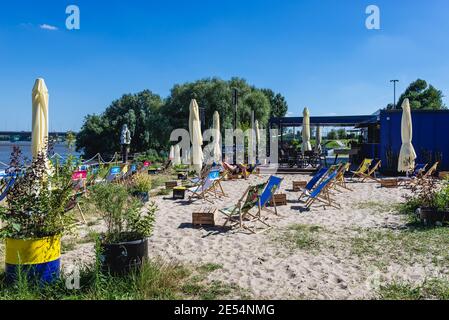 Fast leere Strandbar auf Boulevards entlang der Weichsel Ufer während COVID19 Pandemie in Warschau Stadt, Polen Stockfoto