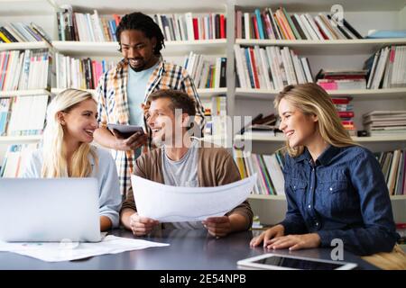 Business-Leute, die Spaß und plaudern am Arbeitsplatz Büro Stockfoto