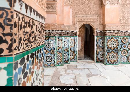 Teil des Haupthofes des Ben Youssef Madrasa in Marrakesch, Marokko Stockfoto