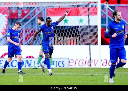 ENSCHEDE, NIEDERLANDE - JANUAR 24: Torino Hunte von VVV Venlo feiert nach dem ersten Tor seiner Seite im niederländischen Eredivisie-Spiel dazwischen Stockfoto