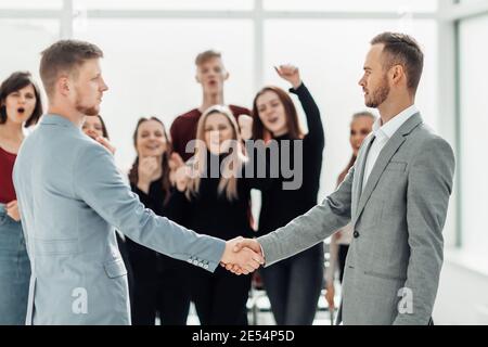 Ernst junge Männer schütteln die Hände. Konzept der Zusammenarbeit Stockfoto