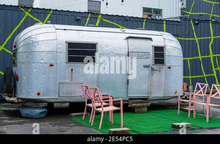 NEW ORLEANS, LA, USA - 23. JANUAR 2021: Silver Wohnmobil Anhänger auf Parkplatz des Geschäfts in Bywater Nachbarschaft eingerichtet Stockfoto