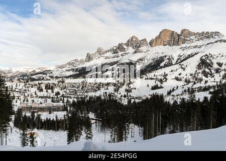 Die Rosengarten-Schlern-Gruppe und das Dorf Karersee oder Karersee in den Dolomiten in den italienischen Alpen, Südtirol, Alto Adig Stockfoto