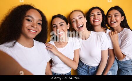 Gruppe Von Fünf Frauen, Die Selfie Machen, Die Auf Gelbem Hintergrund Stehen Stockfoto