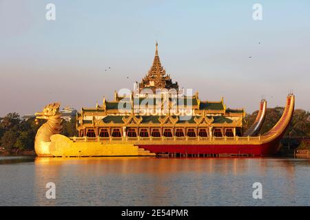 Der Karaweik Palast am Kandawgyi See, Yangon, Myanmar. Stockfoto