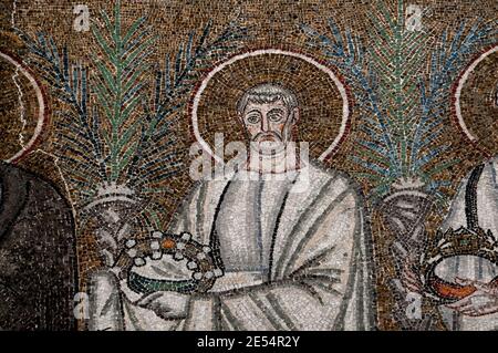 Einer von 26 männlichen christlichen Märtyrern, die in einer Prozession laufen. Detail aus dem byzantinischen Mosaik in der Basilica di Sant’Apollinare Nuovo in Ravenna, Emilia-Romagna, Italien. Das Mosaik entstand in den 500er Jahren n. Chr., wenige Jahre nachdem Ravenna von den Ostgoten erobert wurde. Stockfoto