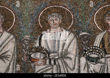 Einer von 26 männlichen christlichen Märtyrern, die in einer Prozession laufen. Detail aus dem byzantinischen Mosaik in der Basilica di Sant’Apollinare Nuovo in Ravenna, Emilia-Romagna, Italien. Das Mosaik entstand in den 500er Jahren n. Chr., wenige Jahre nachdem Ravenna von den Ostgoten erobert wurde. Stockfoto