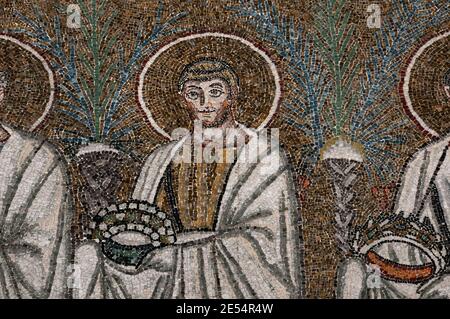 Einer von 26 männlichen christlichen Märtyrern, die in einer Prozession laufen. Detail aus dem byzantinischen Mosaik in der Basilica di Sant’Apollinare Nuovo in Ravenna, Emilia-Romagna, Italien. Das Mosaik entstand in den 500er Jahren n. Chr., wenige Jahre nachdem Ravenna von den Ostgoten erobert wurde. Stockfoto