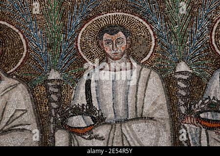 Einer von 26 männlichen christlichen Märtyrern, die in einer Prozession laufen. Detail aus dem byzantinischen Mosaik in der Basilica di Sant’Apollinare Nuovo in Ravenna, Emilia-Romagna, Italien. Das Mosaik entstand in den 500er Jahren n. Chr., wenige Jahre nachdem Ravenna von den Ostgoten erobert wurde. Stockfoto