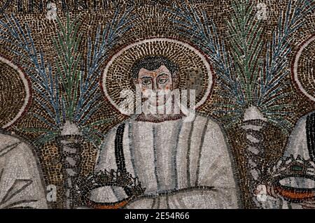 Der christliche Märtyrer läuft in einer Prozession. Byzantinisches Mosaik in der Basilica di Sant’Apollinare Nuovo in Ravenna, Emilia-Romagna, Italien. Das Mosaik wurde in den 500s v. Chr. erschaffen, ein paar Jahre nachdem Ravenna vom byzantinischen Reich aus den Ostrogoten gefangen wurde. Stockfoto