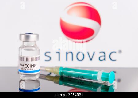 Sinovac Logo auf dem Hintergrund der Flasche oder Fläschchen mit Impfstoff und Spritze zur Injektion zur Prävention von Coronavirus, SARS-COV-2, Covid-19, Januar Stockfoto