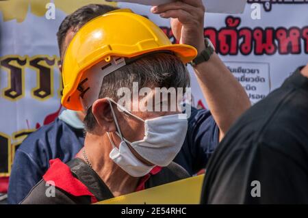 Bangkok, Thailand. Januar 2021. Ein Protestierender mit Schutzhelm und Gesichtsmask während der Demonstration.angeführt von der Gruppe "Thai Labour Network for People Rights" demonstrierten Demonstranten vor dem Haus der thailändischen Regierung und forderten die Regierung auf, den königlichen Haushalt zu reduzieren und ihn an die Menschen zu verteilen und das Hilfsbudget der COVID-19 besser zu verwalten. Kredit: SOPA Images Limited/Alamy Live Nachrichten Stockfoto