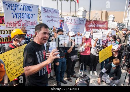 Bangkok, Thailand. Januar 2021. Ein Protestierender, der während der Demonstration mit Kollegen sprach.angeführt von der Gruppe "Thai Labour Network for People Rights" demonstrierten Demonstranten vor dem Haus der thailändischen Regierung und forderten die Regierung auf, das königliche Budget zu reduzieren und es an die Menschen zu verteilen und das Hilfsbudget COVID-19 besser zu verwalten. Kredit: SOPA Images Limited/Alamy Live Nachrichten Stockfoto