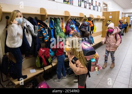 Kranj, Slowenien. Januar 2021. Die Schüler der 2. Und 3. Klasse der Orechek-Grundschule kommen in die Schule mit Gesichtsmasken an ihrem ersten Tag. Nach monatelanger Sperre wurden die Grundschulen in Slowenien für die Schüler der ersten drei Klassen wieder geöffnet. Kredit: SOPA Images Limited/Alamy Live Nachrichten Stockfoto