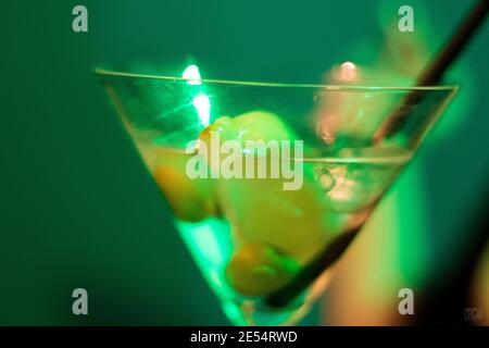 Martini mit Zitrone und Eis im martiniglas Stockfoto