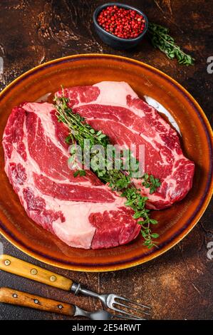 RAW Chuck Eye Roll Steaks Bio Rindfleisch Fleisch. Dunkler Hintergrund. Draufsicht Stockfoto