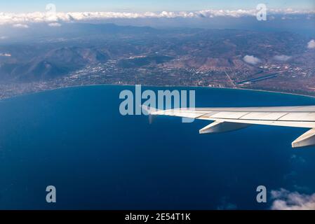 Luftbild vom Flugzeugfenster nach Start von dem internationalen Flughafen Athen. Schlacht von Marathon Website und Kotroni Flughafen auf Foto Stockfoto
