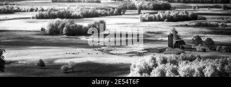 Ein Schwarz-Weiß-Bild eines Bauernhofes bei Wegan, AUFGENOMMEN von einer Spitze einer Bergspitze im Knobstone Escarpment. Es wurde ein 850 nm IR-Filter verwendet. Stockfoto