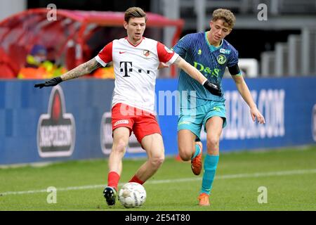 UTRECHT, NIEDERLANDE - JANUAR 24: L-R: Django Warmerdam des FC Utrecht, Sven Mijnans von Sparta Rotterdam während des niederländischen Eredivisie-Spiels zwischen FC Stockfoto