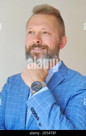 Porträt eines hübschen bärtigen Mannes in einem blau kariert Anzug Stockfoto