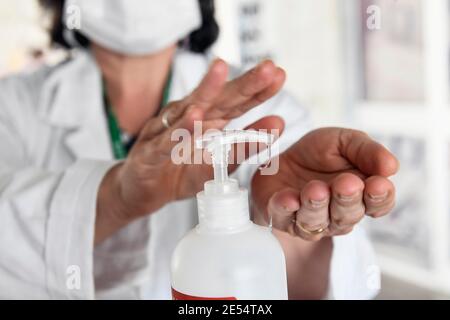 Italien, Region Lombardei, Cremona, 6. Mai 2020 : Covid-19-Virusepidemie. Coronavirus Notfall. Maggiore Krankenhaus, auf dem Foto Hände Desinfektion. Stockfoto