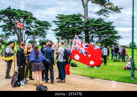 Melbourne, Australien. Januar 2021. AustralienEine Party-Unterstützer haben während der Australia Day Feiern kleine Gespräche untereinander. Mitglieder der Partei „extreme Right Australia One“ (A1) veranstalteten eine friedliche Demonstration und Feier zu Ehren des Australia Day, der jährlich am 26. Januar in den Catani Gardens in St. Kilda begangen wird. Kredit: SOPA Images Limited/Alamy Live Nachrichten Stockfoto