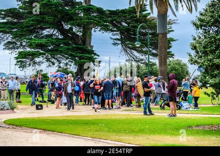 Melbourne, Australien. Januar 2021. Mehrere Unterstützer der A1 Party versammelten sich am St Kilda Beach zu den Feierlichkeiten zum Australia Day. Mitglieder der Partei „extreme Right Australia One“ (A1) veranstalteten eine friedliche Demonstration und Feier zu Ehren des Australia Day, der jährlich am 26. Januar in den Catani Gardens in St. Kilda begangen wird. Kredit: SOPA Images Limited/Alamy Live Nachrichten Stockfoto
