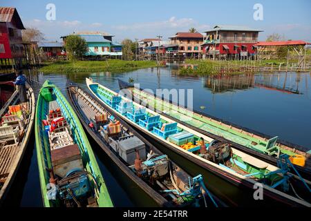 Bunte Holzboote auf Inle Lake, Myanmar. Stockfoto