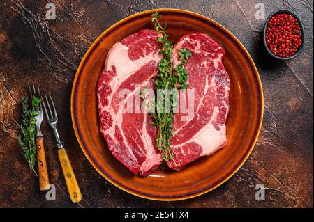 RAW Chuck Eye Roll Steaks Bio Rindfleisch Fleisch. Dunkler Hintergrund. Draufsicht Stockfoto