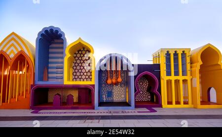 Ein wunderschönes und farbenfrohes Modell, das die alten Minarette zeigt, die am dubai Creek Hafen in Ras al khor, Dubai, VAE, gefangen genommen wurden. Stockfoto