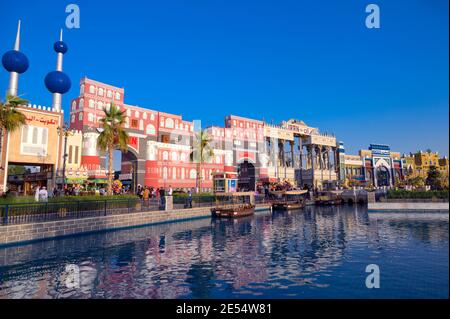Schöne Aussicht auf den Iran-Pavillon und Kanal mit Vergnügen Boote im Park Entertainment Center gefangen bei der Global Dorf Dubai Stockfoto
