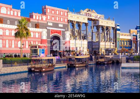 Schöne Aussicht auf den Iran-Pavillon und Kanal mit Vergnügen Boote im Park Entertainment Center gefangen bei der Global Dorf Dubai Stockfoto