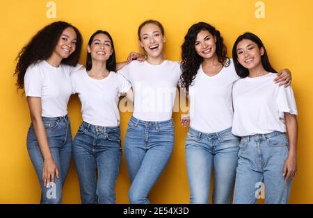 Gruppe Von Fünf Gemischten Damen Umarmt Zusammen Posieren Im Studio Stockfoto