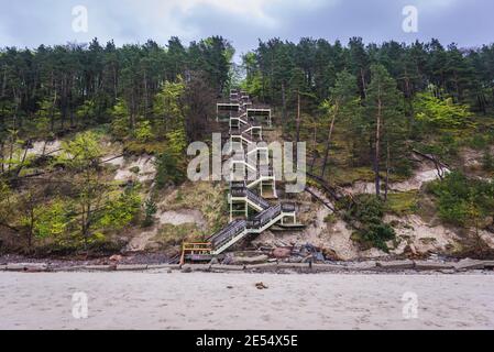 Hölzerne Treppe auf der Ostsee in Misdroy Seebad auf der Insel Wolin in der Woiwodschaft Westpommern in Polen Stockfoto