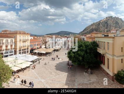 Panoramablick auf den Hauptplatz der Stadt Nafplio, auch bekannt als Platz der Verfassung (Platia Sintagmatos), in der Präfektur Argolis, Peloponnes, Griechenland Stockfoto