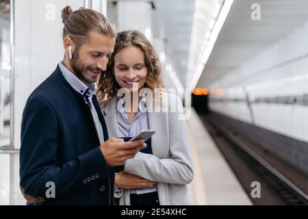 Junges Paar, das auf der U-Bahn-Plattform steht. Stockfoto