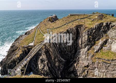 Mizen Head, County Cork, Irland. April 2016. Mizen Head Fog Signal Station wurde 1906 vom Irish Lights Board sanktioniert. Stockfoto