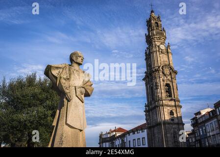 Statue des portugiesischen Bischof Antonio Ferreira Gomes in Vitoria Zivilgemeinde der Stadt Porto in Portugal. Clerigos Kirche Turm im Hintergrund Stockfoto