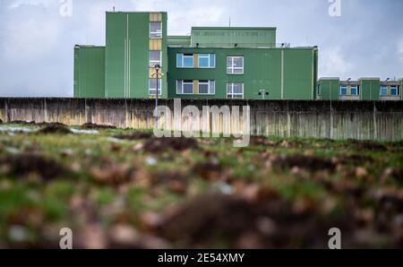 26. Januar 2021, Nordrhein-Westfalen, Fröndenberg/Ruhr: Eine Mauer umgibt das Gefängniskrankenhaus Fröndenberg. Nach Angaben der Behörden ist ein 67-jähriger Untersuchungsgefangener im Hafenkrankenhaus Fröndenberg frei an Durst und Hunger gestorben. Foto: Jonas Güttler/dpa Stockfoto