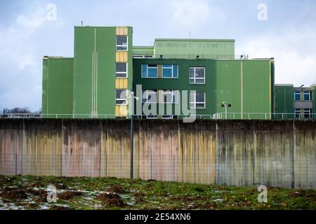 26. Januar 2021, Nordrhein-Westfalen, Fröndenberg/Ruhr: Eine Mauer umgibt das Gefängniskrankenhaus Fröndenberg. Nach Angaben der Behörden ist ein 67-jähriger Untersuchungsgefangener im Hafenkrankenhaus Fröndenberg frei an Durst und Hunger gestorben. Foto: Jonas Güttler/dpa Stockfoto