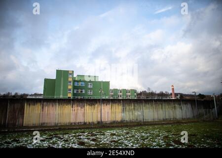 26. Januar 2021, Nordrhein-Westfalen, Fröndenberg/Ruhr: Eine Mauer umgibt das Gefängniskrankenhaus Fröndenberg. Nach Angaben der Behörden ist ein 67-jähriger Untersuchungsgefangener im Hafenkrankenhaus Fröndenberg frei an Durst und Hunger gestorben. Foto: Jonas Güttler/dpa Stockfoto