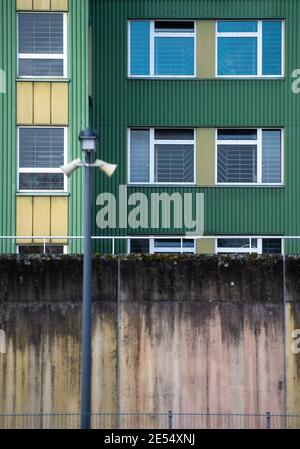 26. Januar 2021, Nordrhein-Westfalen, Fröndenberg/Ruhr: Eine Mauer umgibt das Gefängniskrankenhaus Fröndenberg. Nach Angaben der Behörden ist ein 67-jähriger Untersuchungsgefangener im Hafenkrankenhaus Fröndenberg frei an Durst und Hunger gestorben. Foto: Jonas Güttler/dpa Stockfoto