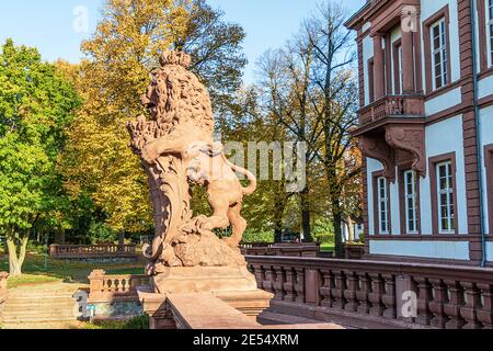 Löwenskulptur im englischen Landschaftspark von Schloss Phillipsruhe an einem sonnigen Oktobertag in Hanau, Hessen, Deutschland Stockfoto